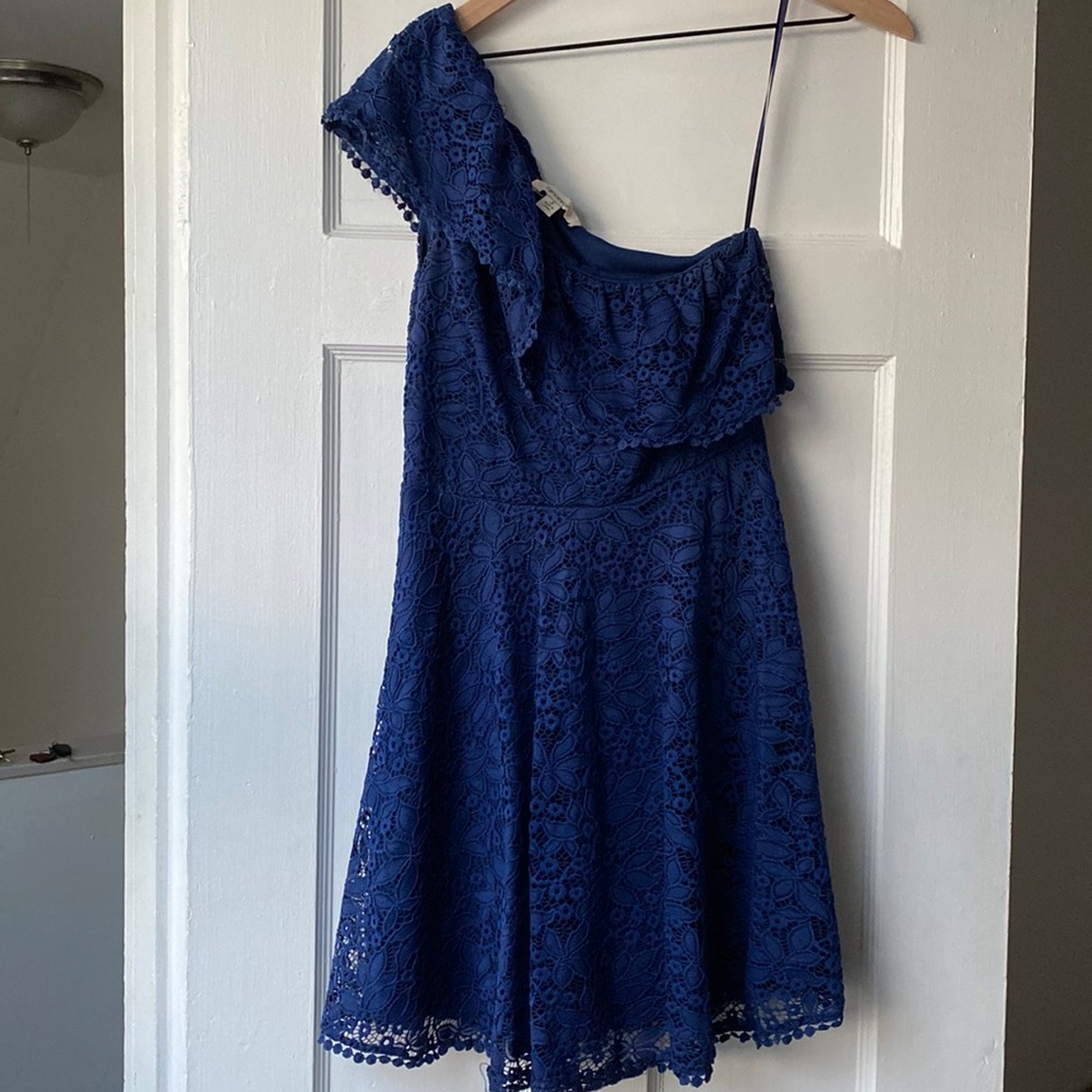 One-shoulder lace dress